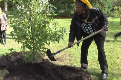 El cacique Raoni planta un árbol en el parque de un castillo de Francia