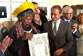 VIDÉO : RAONI fait citoyen d'honneur de la ville de Paris - partie 1/2