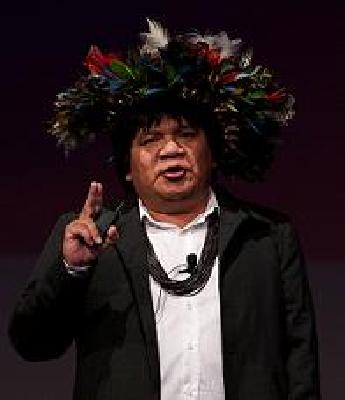 Almir Surui divulga modelo sustentável em encontro internacional