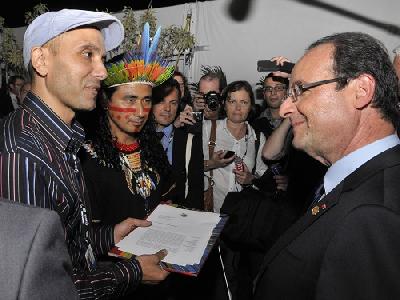 Rio +20 : signé par Raoni, l'appel de Planète Amazone a été remis au Président de la République
