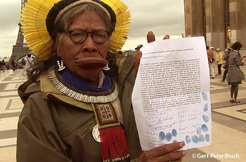 Pedido de apoio internacional para o Cacique Raoni e os representantes dos povos indígenas do Xingu (Brasil), contra o projeto Belo Monte.