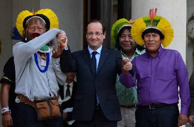 Presidente francês recebe o líder indígena Raoni