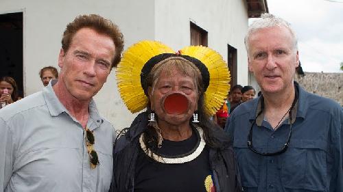 Raoni, James Cameron et Arnold Schwarzenegger réunis contre le barrage du Belo Monte