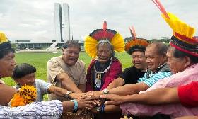 Cacique Raoni Metuktire é acompanhado por outros grandes chefes da Amazônia para lançar uma aliança de vigilantes do clima em prelúdio à COP 21