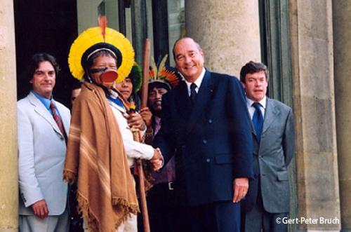 Jacques Chirac reçoit Raoni à l'Elysée - Mai 2000 :
Le Chef kayapo vient demander officiellement le soutien de la France pour son projet d'Institut Raoni. 1.jpg