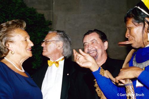 Raoni, Bernadette Chirac et Maurice Béjart 2.jpg