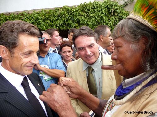 Raoni et Nicolas Sarkozy 3.jpg