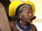 Coup de colère de Raoni, grand chef indien défenseur de l'Amazonie Coup de colère de Raoni, grand chef indien défenseur de l'Amazonie
