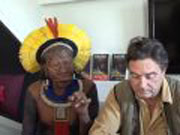 Raoni, chef indien, défend sa forêt contre le barrage Belo Monte Raoni, chef indien, défend sa forêt contre le barrage Belo Monte