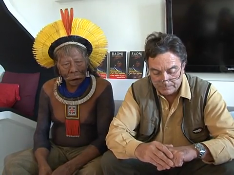 Raoni, chef indien, défend sa forêt contre le barrage Belo Monte Raoni, chef indien, défend sa forêt contre le barrage Belo Monte
